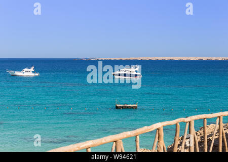 Blick von der Promenade zum Strand mit einigen Yachten Mahmya Insel Ägypten Stockfoto