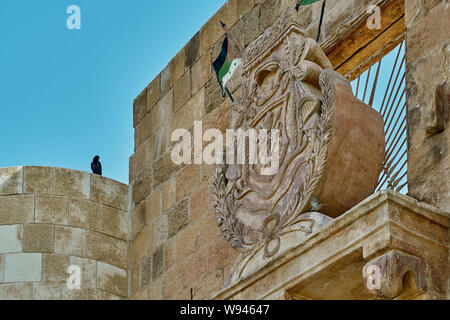 Aqaba, Jordanien, 7. März, 2018: Emblem von Aqaba an der Wand der Aqaba Fort Stockfoto