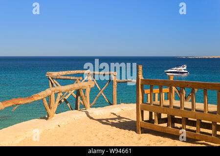 Blick von der Promenade zum Strand mit einigen Yachten Mahmya Insel Ägypten Stockfoto