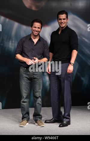 Der britische Schauspieler Henry Cavill, rechts, und der amerikanische Regisseur Zack Snyder, Links, auf einer Pressekonferenz des neuen Films, Mann aus Stahl, in der 16 Stellen Stockfoto