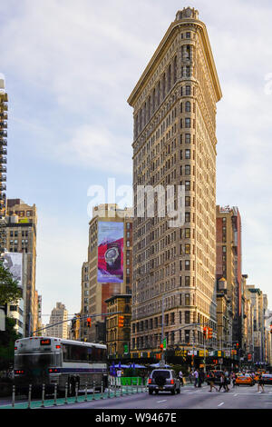 Die ikonischen Flatiron Building am Broadway und 5th Avenue Kreuzung in Manhattan. Einige Leute Zebrastreifen die Straße. August 2019 in New York City, USA. Stockfoto