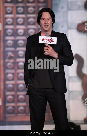 Kanadische Schauspieler und Regisseur Keanu Reeves spricht bei einer Pressekonferenz zur Premiere des Films, einem Mann von Taichi, während des 16. Shanghai Internati Stockfoto