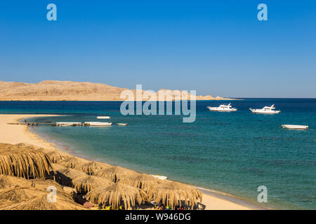 Blick von der Promenade zum Strand mit einigen Yachten Mahmya Insel Ägypten Stockfoto