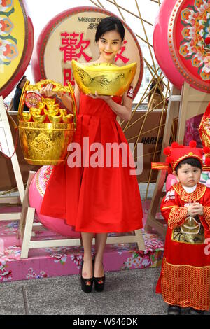 Hong Kong Model und Schauspielerin Angelababy Posen zu einem Frühlingsfest Aktivität in Hongkong, China, 31. Januar 2013. Stockfoto