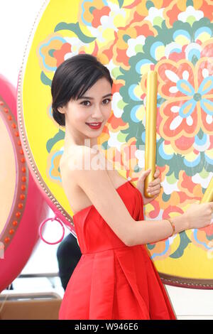 Hong Kong Model und Schauspielerin Angelababy Posen zu einem Frühlingsfest Aktivität in Hongkong, China, 31. Januar 2013. Stockfoto