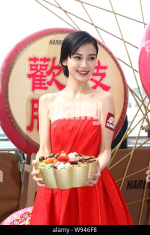 Hong Kong Model und Schauspielerin Angelababy Posen zu einem Frühlingsfest Aktivität in Hongkong, China, 31. Januar 2013. Stockfoto