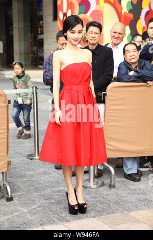 Hong Kong Model und Schauspielerin Angelababy Posen zu einem Frühlingsfest Aktivität in Hongkong, China, 31. Januar 2013. Stockfoto