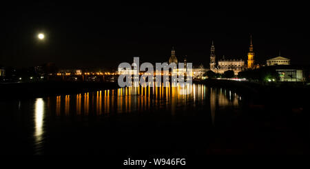 Klassische Nacht Blick auf das historische Zentrum Dresdens. Stockfoto