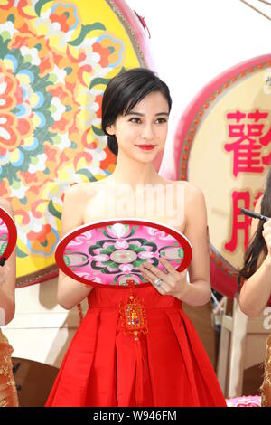 Hong Kong Model und Schauspielerin Angelababy Posen zu einem Frühlingsfest Aktivität in Hongkong, China, 31. Januar 2013. Stockfoto