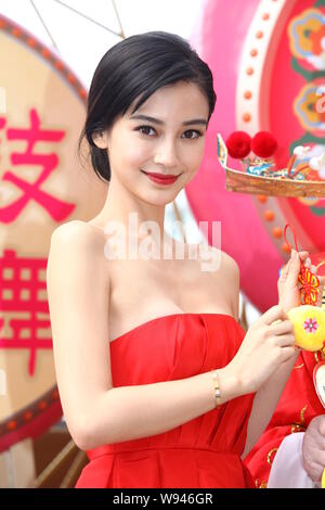 Hong Kong Model und Schauspielerin Angelababy lächelt ein Frühlingsfest Aktivität in Hongkong, China, 31. Januar 2013. Stockfoto