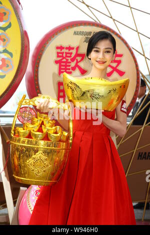 Hong Kong Model und Schauspielerin Angelababy Posen zu einem Frühlingsfest Aktivität in Hongkong, China, 31. Januar 2013. Stockfoto