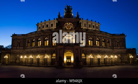 Klassische Dämmerung Blick auf Dresdens historische Semperoper. Stockfoto