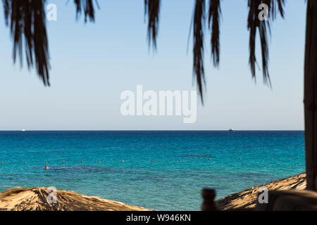 Blick von der Promenade zum Strand mit einigen Yachten Mahmya Insel Ägypten Stockfoto