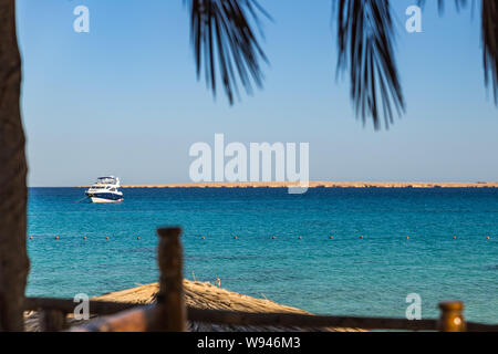 Blick von der Promenade zum Strand mit einigen Yachten Mahmya Insel Ägypten Stockfoto