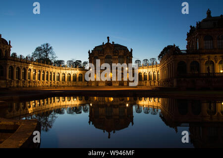 Klassische Dämmerung Blick auf Dresdens historische Zwinger. Stockfoto