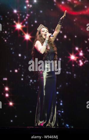 Britische Sopranistin Sarah Brightman singt bei ihrem Konzert in Peking, China, 28. Juni 2013. Stockfoto