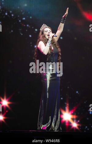 Britische Sopranistin Sarah Brightman singt bei ihrem Konzert in Peking, China, 28. Juni 2013. Stockfoto