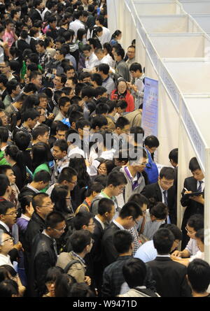 Chinesische Arbeitssuchende stände Masse an einem Job Fair in der Stadt Harbin, Provinz Heilongjiang, China, 10. September 2013. China wird sich bemühen, zu creat Stockfoto