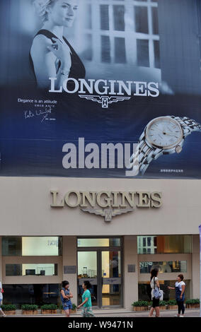 ---- Fußgänger vorbei an einem Geschäft von Longines Uhr in der Stadt Shenyang, Provinz Liaoning im Nordosten Chinas, 18. Juli 2012. Hengdeli Holdings Ltd., Stockfoto