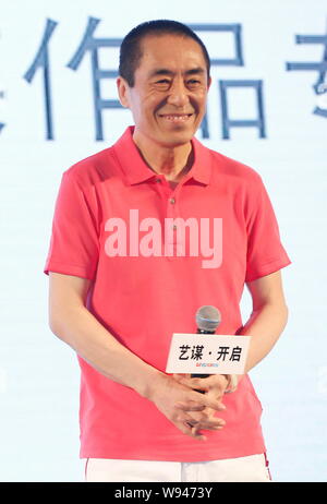 ------ Chinesische Regisseur Zhang Yimou lächelt während der Pressekonferenz für seine Zusammenarbeit mit Le Vision in Peking, China, 28. Mai 2013. Acclaime Stockfoto