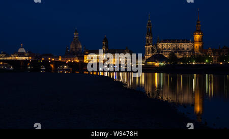 Klassische twilight Aussicht auf das historische Zentrum Dresdens. Stockfoto
