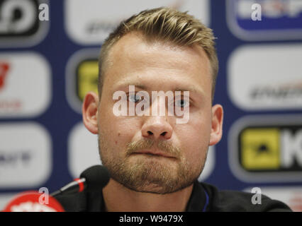 Kiew, Ukraine. 12 Aug, 2019. Der torwart der Club Brugge SIMON MIGNOLET spricht während einer Pressekonferenz in der olimpiyskiy Stadion in Kiew, Ukraine, 12. August 2019. Club Brugge wird FC Dynamo Kyiv Gesicht während der UEFA Champions League dritte Qualifying Runde zweite Bein Fußballspiel am Olimpiyskiy Stadion in Kiew am 13. August 2019. Credit: Serg Glovny/ZUMA Draht/Alamy leben Nachrichten Stockfoto