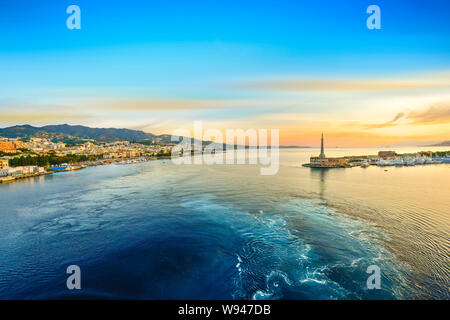 Sonnenaufgang von einem Kreuzfahrtschiff im Hafen von Messina, auf der italienischen Insel Sizilien im Mittelmeer Stockfoto