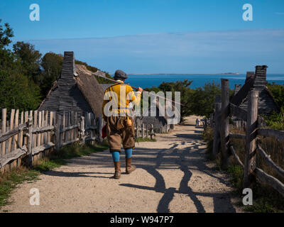 Mann auf der Straße an der Plymouth Colony Stockfoto