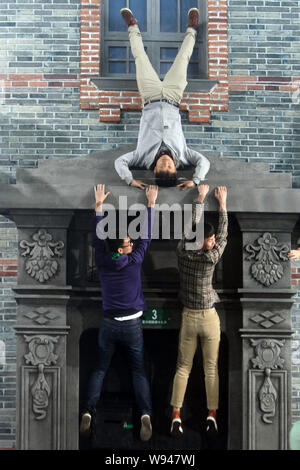 Besucher Pose auf einem Modell der Shikumen, der von einem riesigen Spiegel in einem Winkel von 45 Grad aufgestellt, die Illusion, dass Sie p widerspiegelt Stockfoto