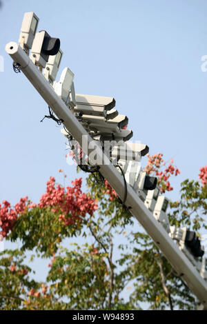 Dutzende von Kameras und Blitze gesehen auf einem Strahl über eine Straße in Shanghai, China, 5. November 2013 gesäumt. Überwachungskameras haben Stockfoto