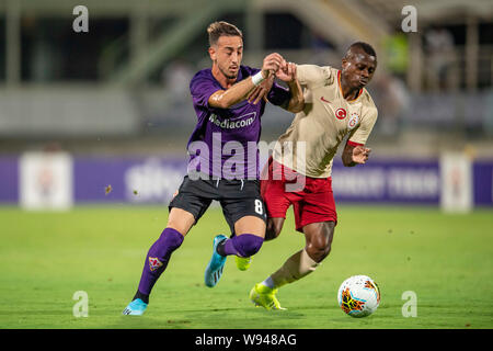 Gaetano Castrovilli (Fiorentina) Jean Michael Seri (Galatasaray) während der Vorsaison Freundschaftsspiel zwischen Fiorentina 4-1 Galatasaray bei Artenio Franchi Stadium am 11. August 2019 in Florenz, Italien. Credit: Maurizio Borsari/LBA/Alamy leben Nachrichten Stockfoto