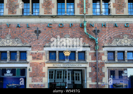 Kopenhagen, Dänemark - 10. Juli 2019: Die alte Fassade der alten Speicher der Gerichte - Royal Copenhagen Flagship Store am Amagertorv Square gelegen Stockfoto