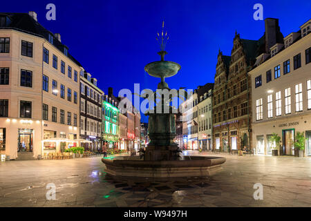 Kopenhagen, Dänemark - 10 Juli 2019: Der Storch Brunnen in der Nacht Zeit, am Amagertorv Square gelegen Stockfoto