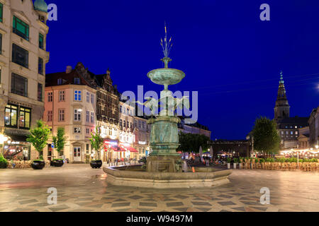 Kopenhagen, Dänemark - 10 Juli 2019: Der Storch Brunnen in der Nacht Zeit, am Amagertorv Square gelegen Stockfoto