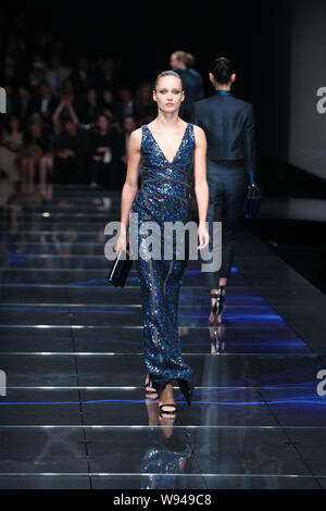 Ein Modell zeigt eine neue Schöpfung auf einer Modenschau der Hugo Boss in Shanghai, China, 30. Mai 2013. Stockfoto