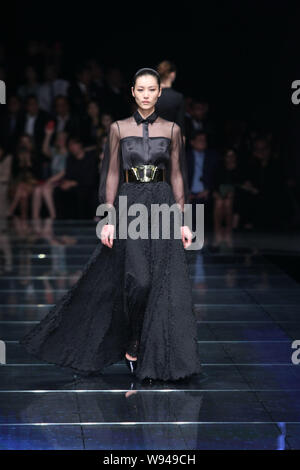 Ein Modell zeigt eine neue Schöpfung auf einer Modenschau der Hugo Boss in Shanghai, China, 30. Mai 2013. Stockfoto