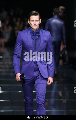 Ein Modell zeigt eine neue Schöpfung auf einer Modenschau der Hugo Boss in Shanghai, China, 30. Mai 2013. Stockfoto