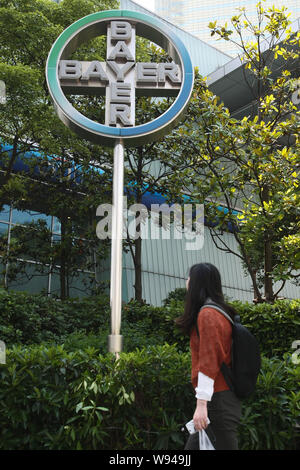 ---- Einen Fußgänger an der Logo von Bayer in der Lujiazui Finanzviertel in Pudong, Shanghai, China, 21. Mai 2012. Deutschen Pharmazeutischen Stockfoto