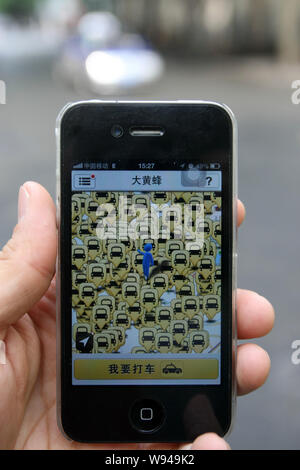 ---- Eine chinesische Bewohner verwendet das Taxi Reservierung app Dahuangfeng auf seinem Apple iPhone 4S Smartphone auf einer Straße in Shanghai, China, 27. Mai 2013. Chines Stockfoto