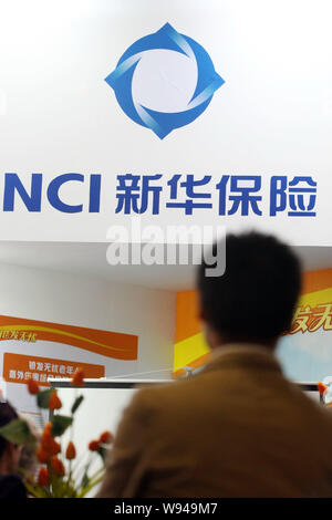 ---- Leute besuchen Sie den Stand von Ngi (New China Life Insurance) während einer Ausstellung in Shanghai, China, 17. Mai 2013. Die Beitragseinnahmen der Versicherung Stockfoto
