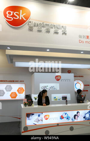 ---- Clerks Arbeiten am Stand von GlaxoSmithKline (GSK) während einer Ausstellung in Shanghai, China, 7. Mai 2013. Die chinesische Polizei festgenommen Mitarbeiter Stockfoto