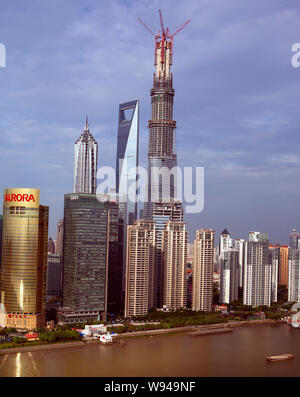 Skyline der Lujiazui Financial District mit der überstieg, Shanghai Tower im Bau, am höchsten, das Shanghai World Financial Center, 2. Stockfoto