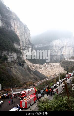 Chinesische Feuerwehrleute und Rettungskräfte vor Ort nach einem Erdrutsch in Longchang Gemeinde sammeln, Kaili Stadt, im Südwesten Chinas Provinz Guizhou, 18. Februar 20. Stockfoto