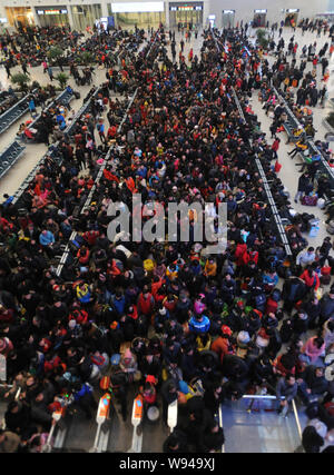 Eine Masse von chinesische Passagiere auf ihrem Weg zurück zum Frühlingsfest oder das Chinesische Neue Jahr Warteschlange an der Shenyang North Railway Sta zu prüfen. Stockfoto