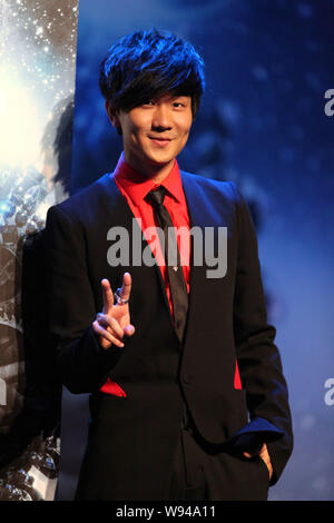 Singaporean Sänger JJ Lin stellt auf einer Pressekonferenz für sein Konzert in Peking, China, 1. Juli 2013. Stockfoto