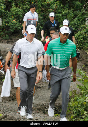 Rory McIlroy von Nordirland, Links, und Tiger Woods der Vereinigten Staaten, rechts, gehen die nächsten Schüsse zu spielen während des Spiels an der Mission Hills i Stockfoto