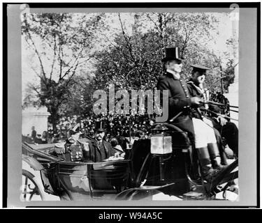 Adm. George Dewey, in Uniform, Reiten in einer Kutsche mit einem nicht identifizierten Mann Stockfoto