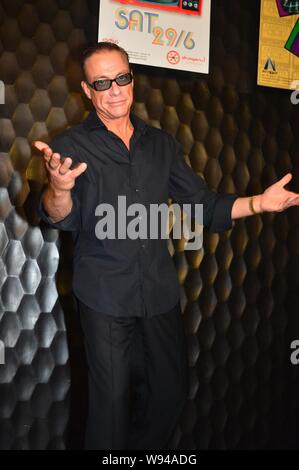 Hollywood action star Jean-Claude Van Damme stellt während einer Pressekonferenz zu seinem neuen Film in Hongkong, China, 19. Juni 2013. Stockfoto