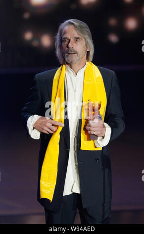 Englisch Schauspieler Jeremy Irons Punkte an seine Trophäe, nachdem er gewinnt den Lifetime Achievement Award bei der Preisverleihung des 10. Huading Aw Stockfoto