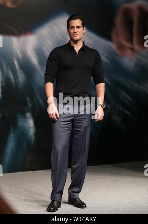 Der britische Schauspieler Henry Cavill stellt auf einer Pressekonferenz des neuen Films, Mann aus Stahl, während des 16. Shanghai International Film Festival in Shangha Stockfoto